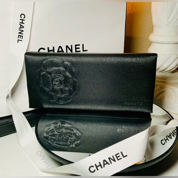 “Host Pick” VTG CHANEL COLLECTIBLE JEWELRY CASE - Picture 6 of 9